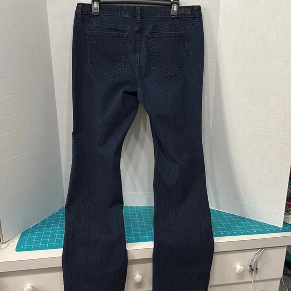 Liz Claiborne Dark Blue Wash Classic Fit Bootcut Jeans Size 12 Inseam 31.5 - Picture 7 of 9